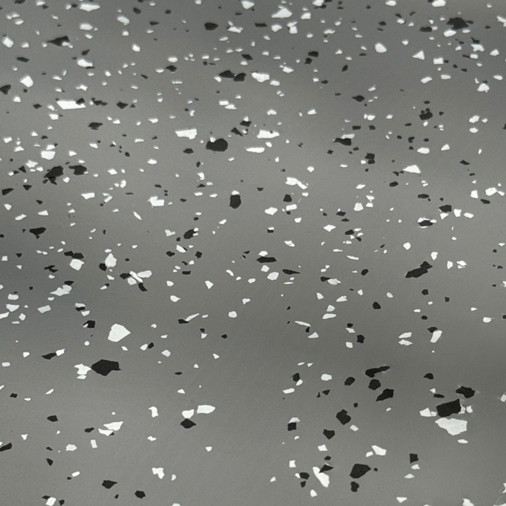 Przykładowa posadzka epoksydowa w kolorze RAL 7040 z płatkami dekoracyjnymi